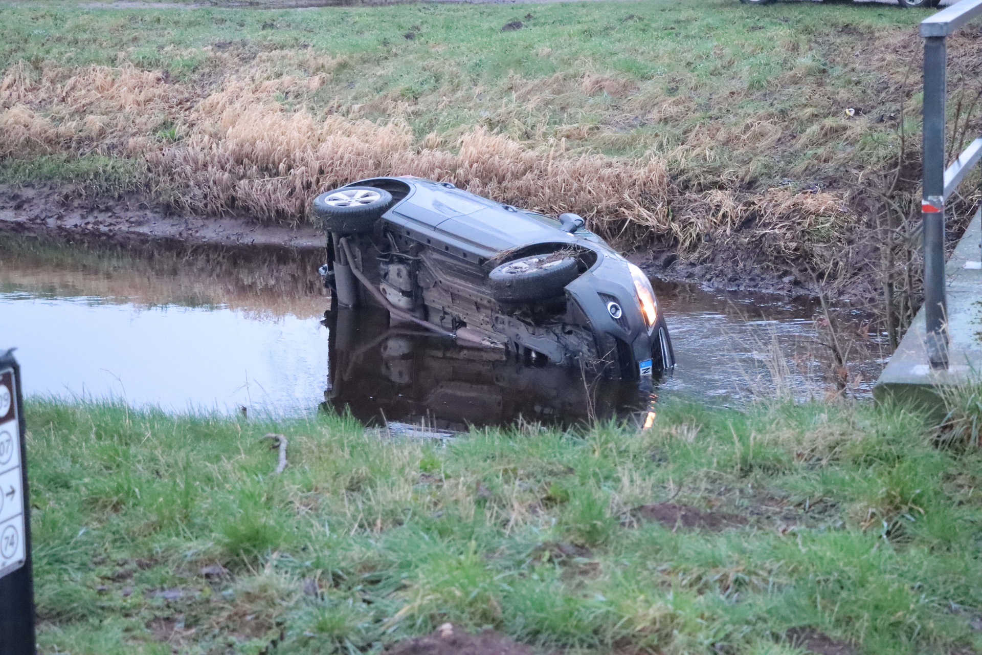 Auto Te Water Omstanders Schieten Te Hulp NoorderNieuws