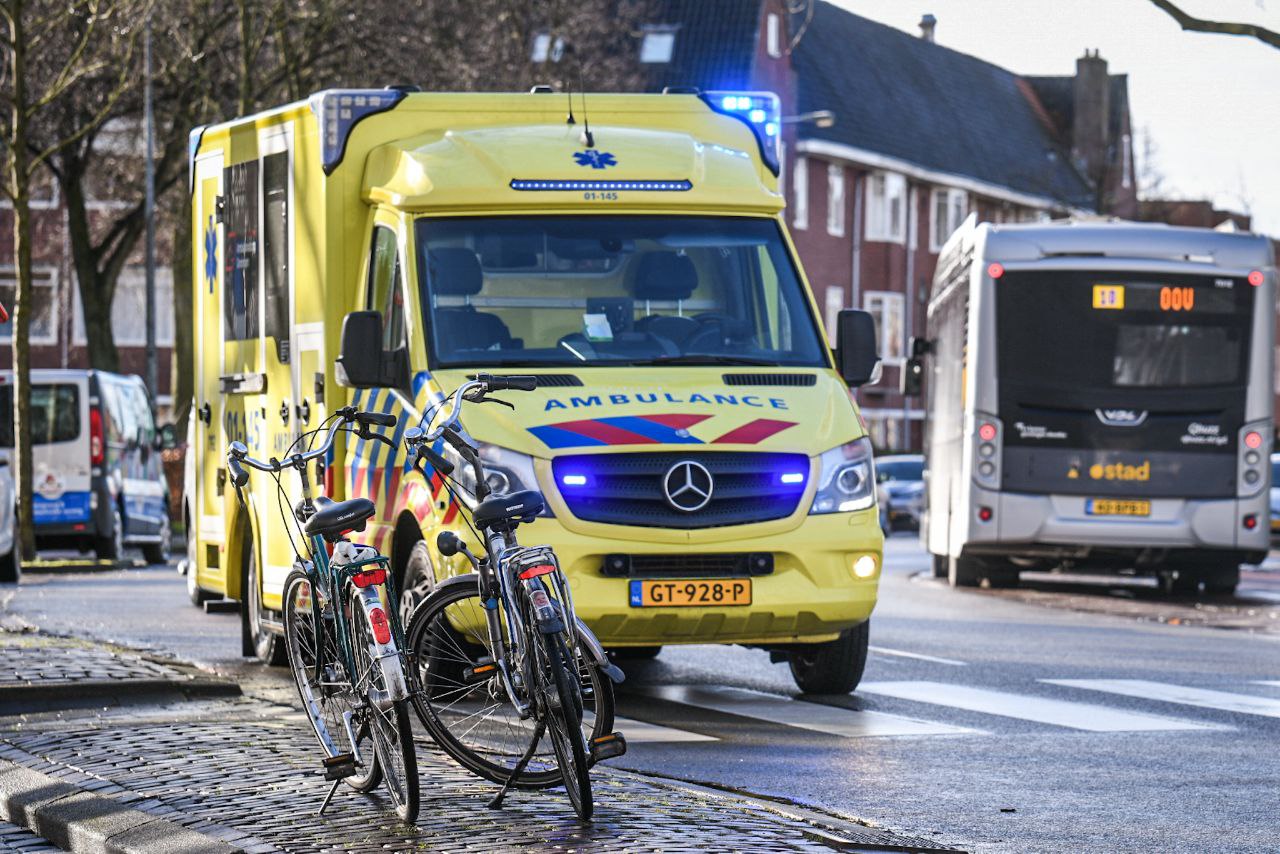 Fietsster gewond na botsing met bus in Groningen
