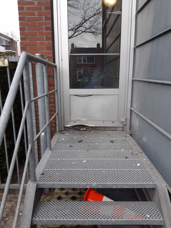 Vuurwerk tegen politiebureau in Heerenveen gegooid