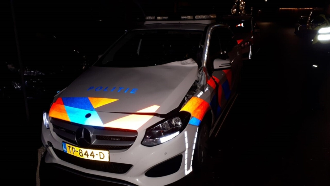 Politie zoekt getuigen van vernieling politieauto