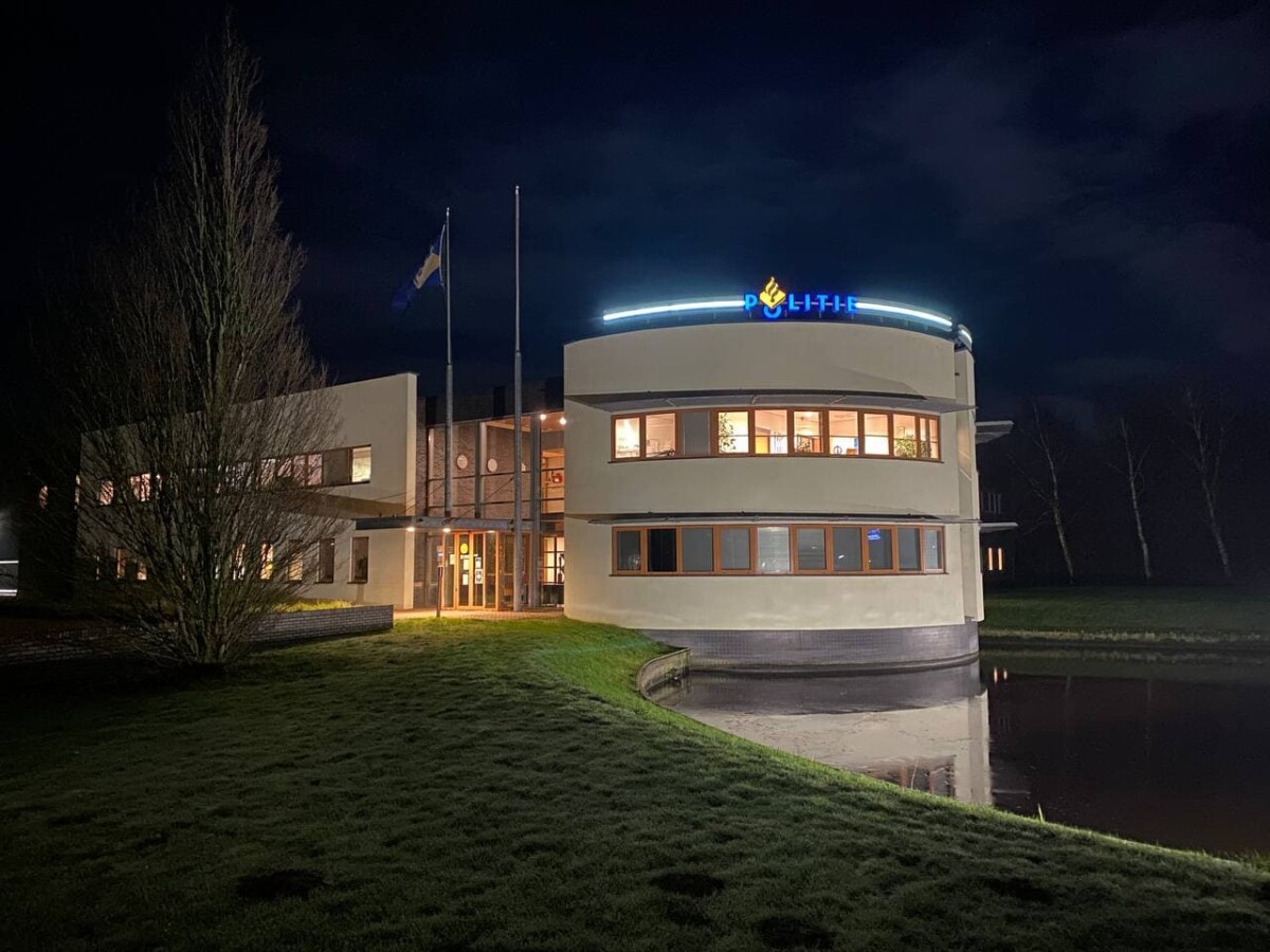 Politiebureau Dokkum beschoten met projectiel: “zorgde voor fikse rookontwikkeling”