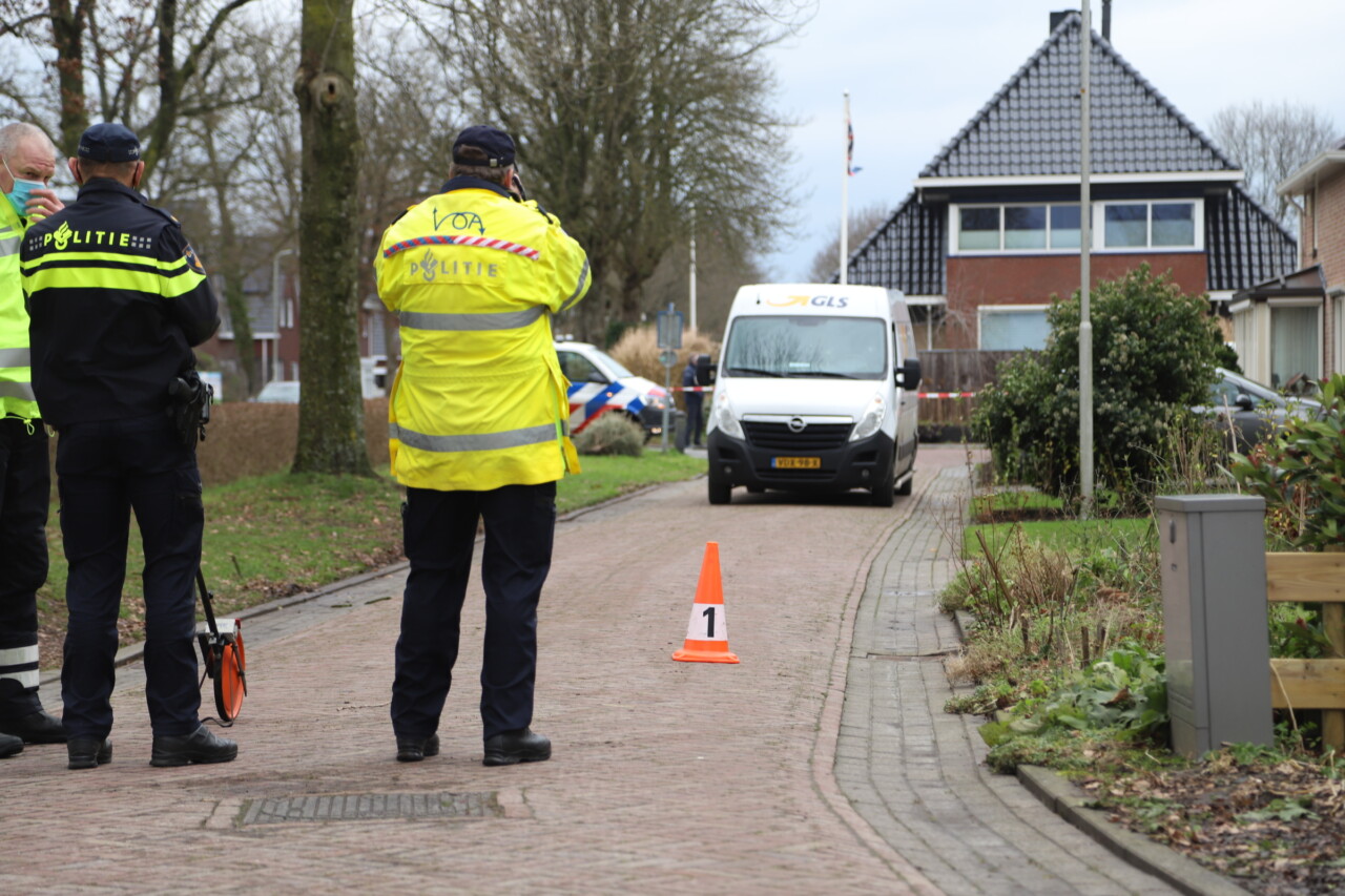 Vrouw meters meegesleurd bij aanrijding met bezorgbus