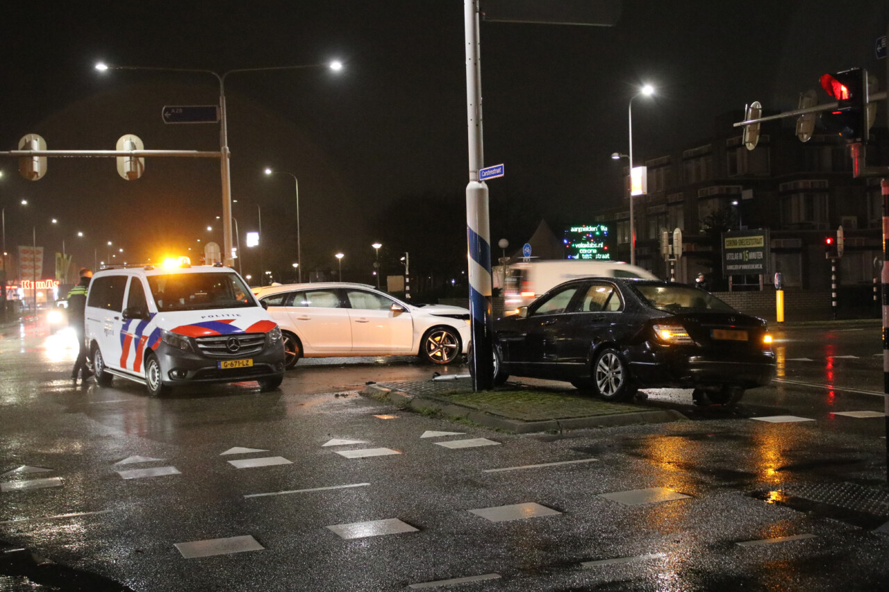 Auto’s botsen bij verkeerslichten in Hoogeveen