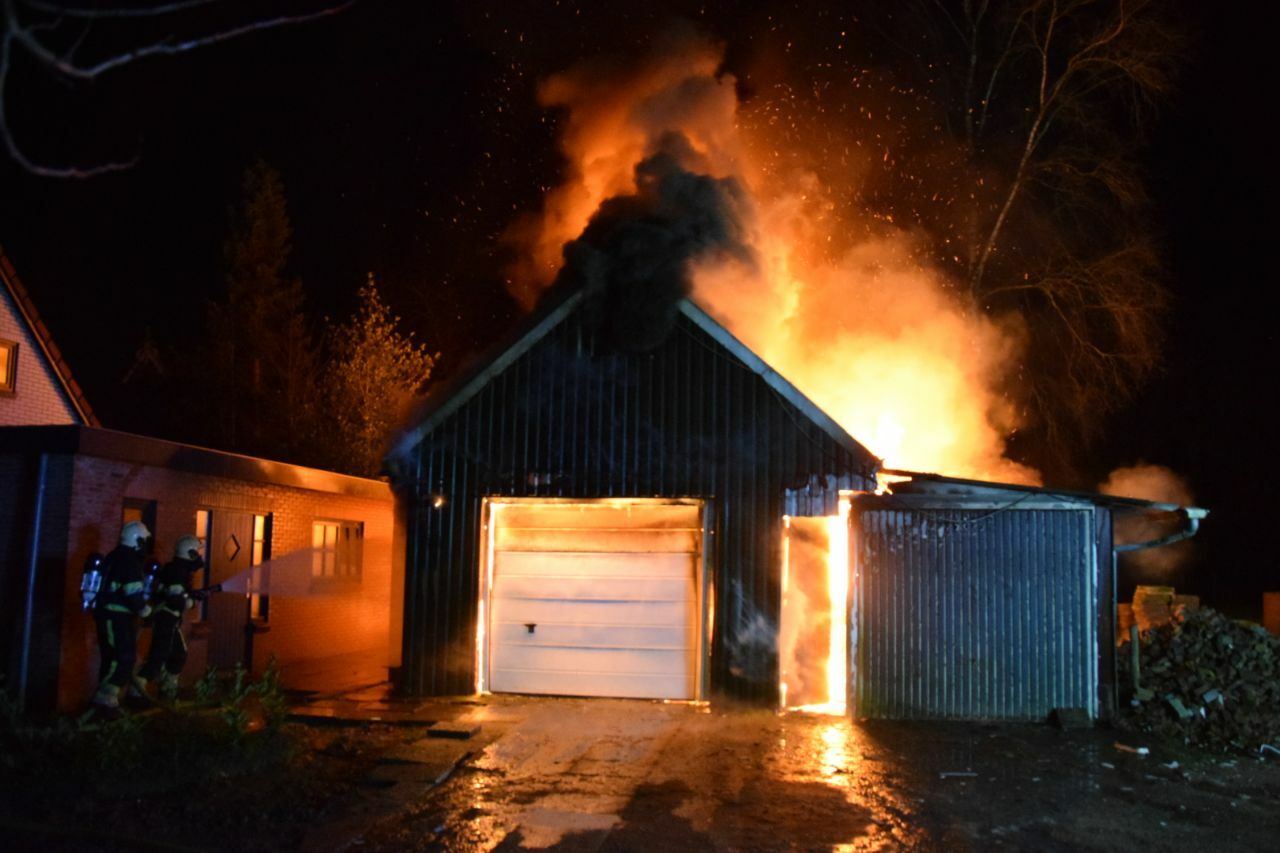 Uitslaande brand in schuur achter woning in Oudwoude