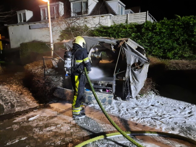 Vouwwagen verwoest door brand in Sint Jacobiparochie