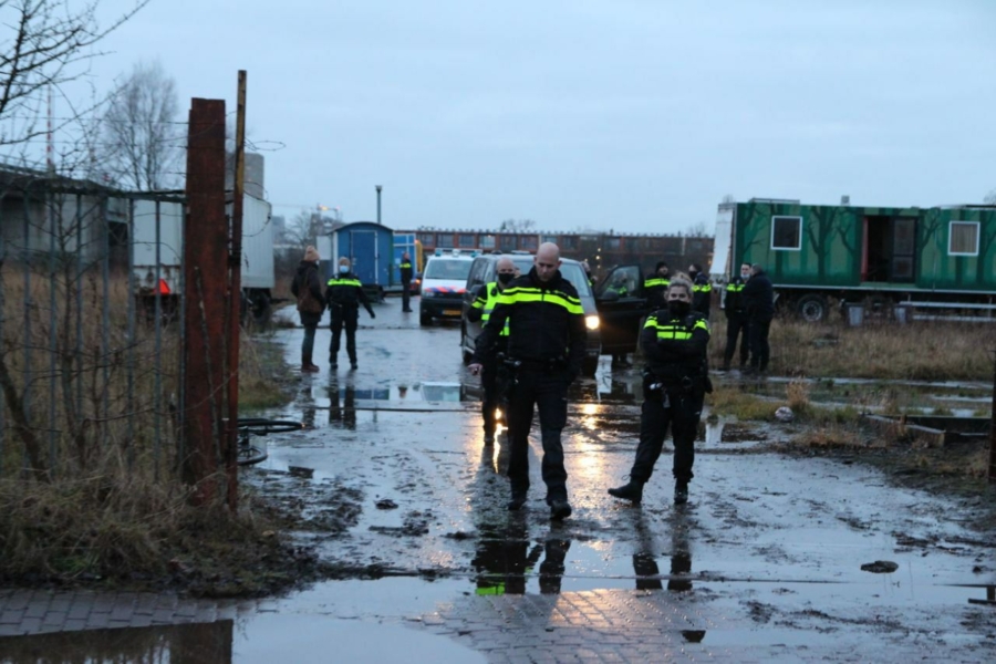 Politie houdt 13 krakers aan en neemt 9 voertuigen in beslag