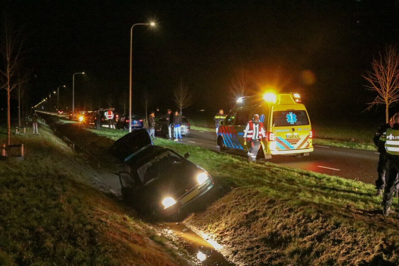 Auto van de weg nabij Hollandscheveld