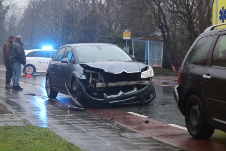 Bulgaars voertuig botst met andere auto in Meeden
