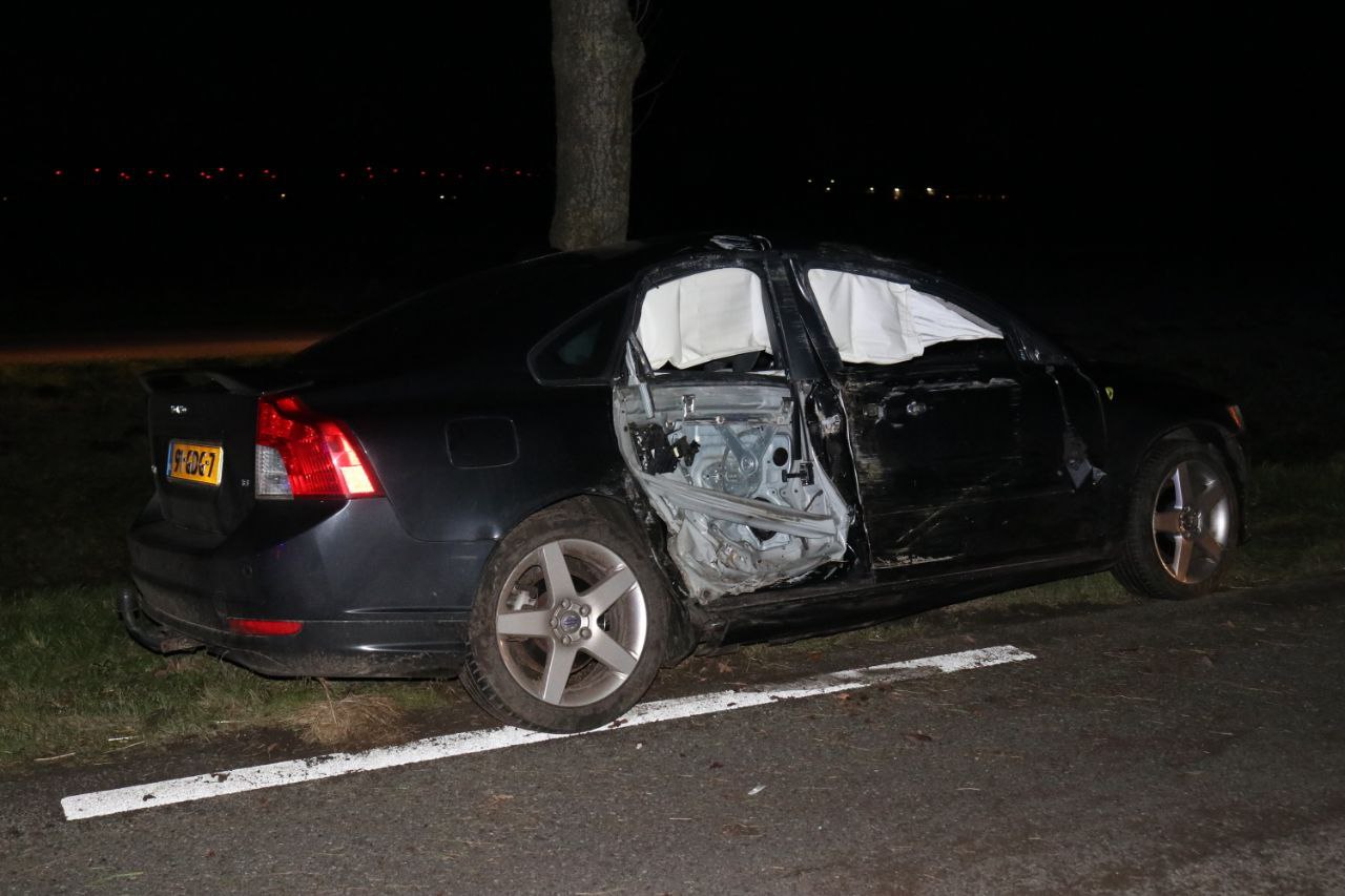 Bestuurder botst tegen boom op de N376