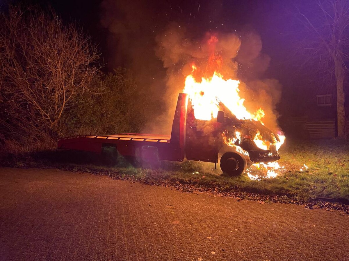 Autotransporter in brand gestoken in Ureterp