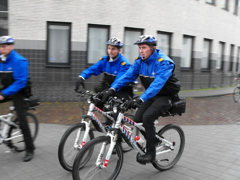 Politie Groningen fietst met blauwe zwaailampen