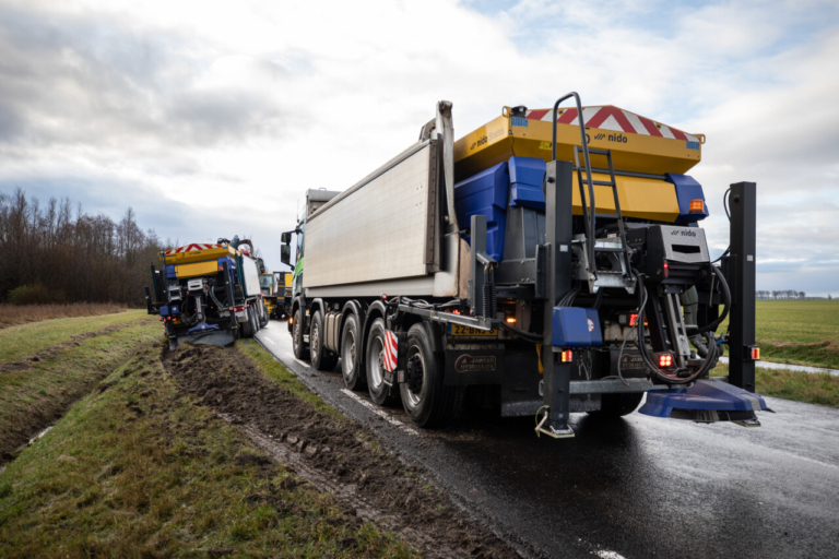 Strooiwagen raakt door gladheid van de weg bij Grijpskerk