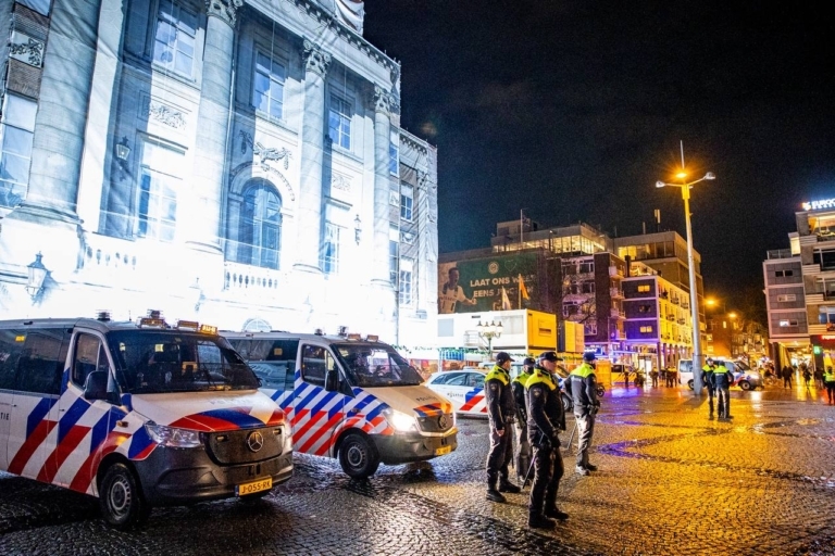 Tweehonderd mensen weggestuurd van Grote Markt door politie