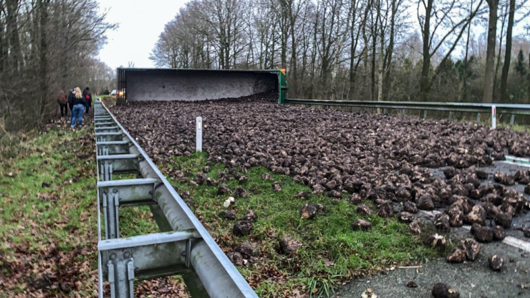 Bietenwagen kantelt bij Schildwolde; N387 bezaaid met bieten