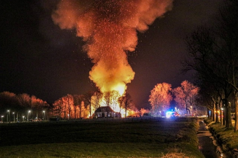 Grote brand verwoest boerderij in Groningen