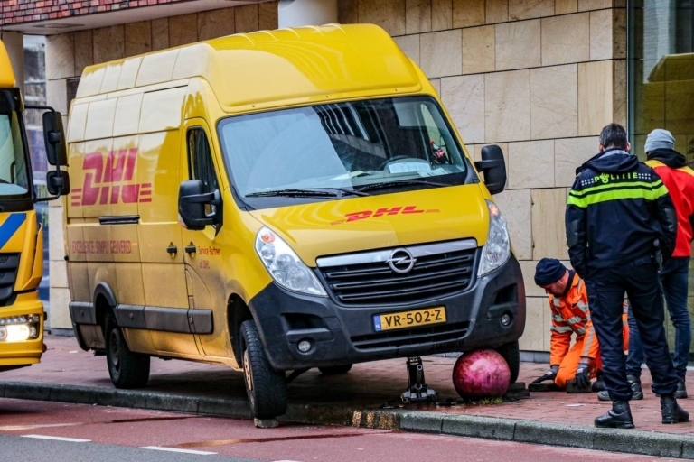 Bezorger rijdt zich vast op betonnen bal in Groningen