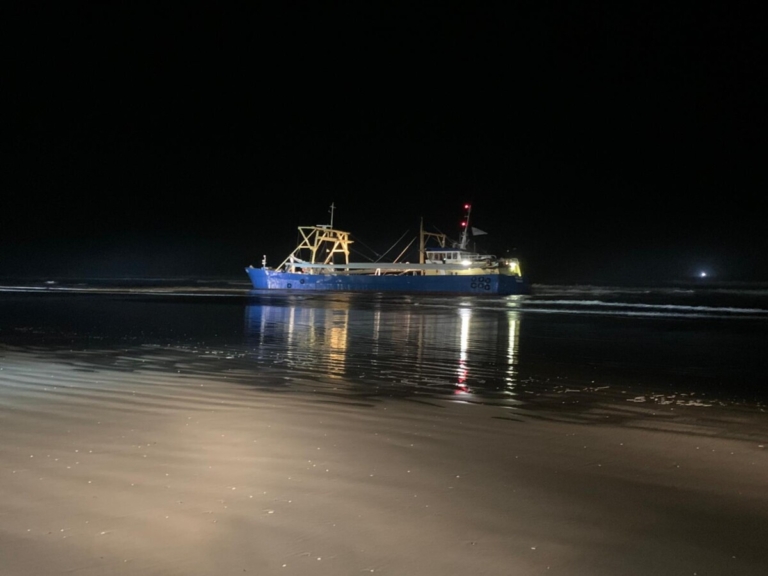 Vissersschip loopt vast op strand bij Nes (Ameland)
