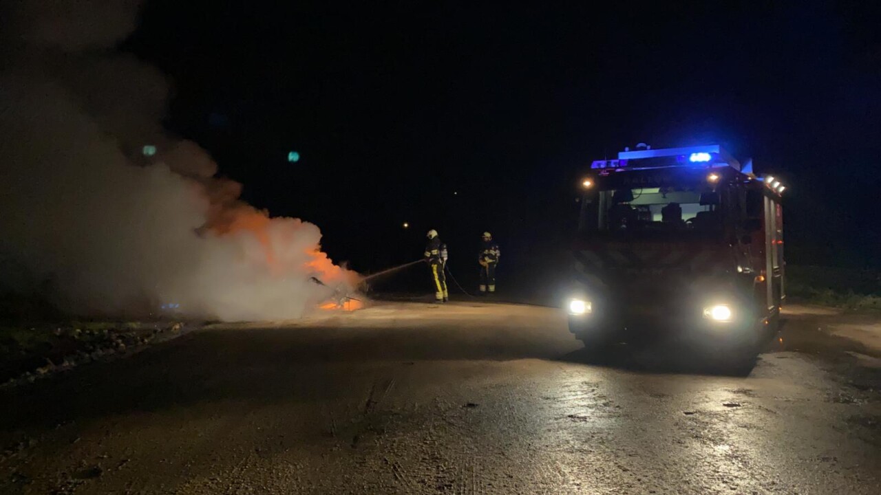 Caravan uitgebrand langs Ljouwerterdyk bij Marrum