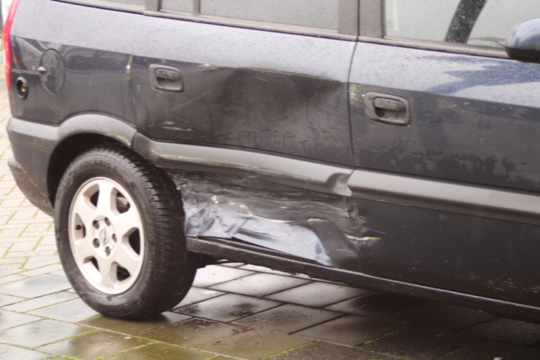 Auto’s botsen op kruising in Emmen