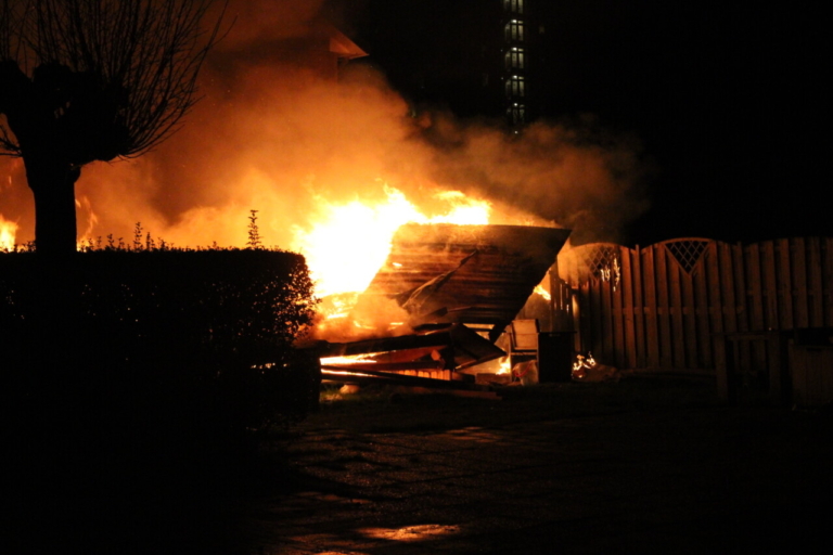 Flinke buitenbrand in tuin Emmen