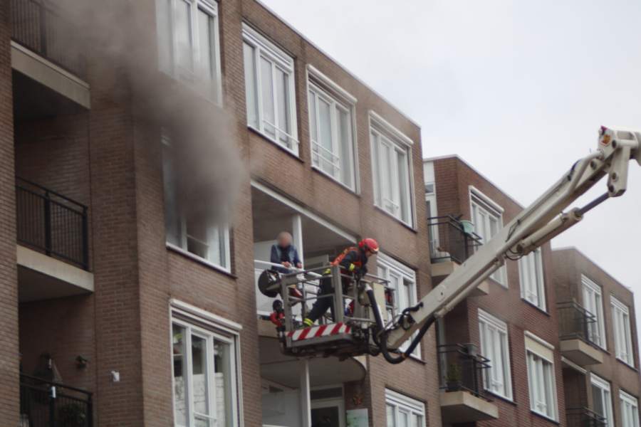 Brandweer bevrijdt bewoners bij brand in appartementencomplex in Musselkanaal