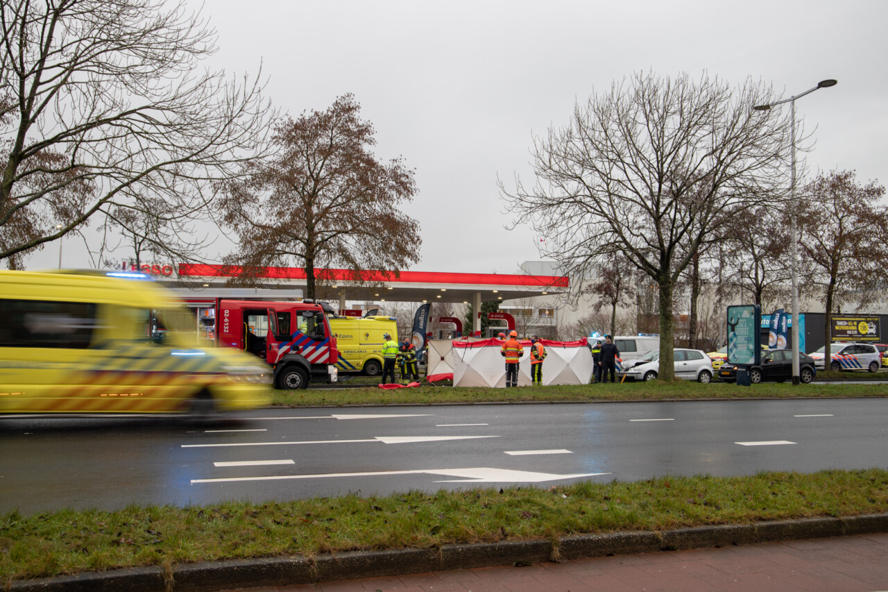Vrouw ernstig gewond door aanrijding na waarschuwen ander verkeer
