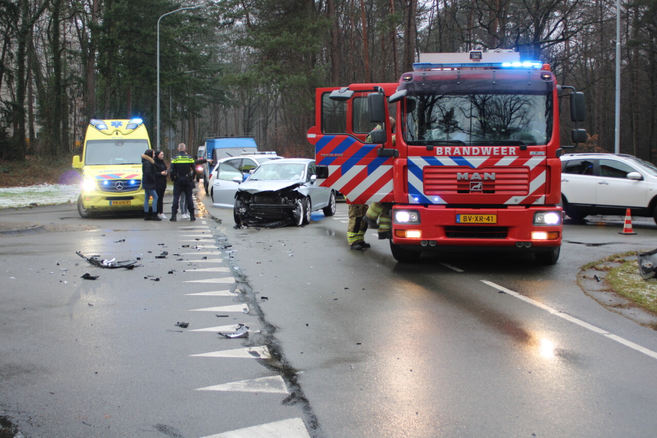 Aanrijding op kruising in Emmen; geen letsel