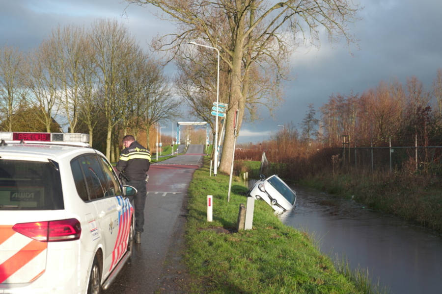 Auto in de sloot door gladheid