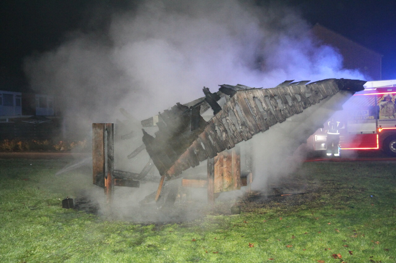 Jeugdhangplek gaat in vlammen op in Emmer-Compascuum