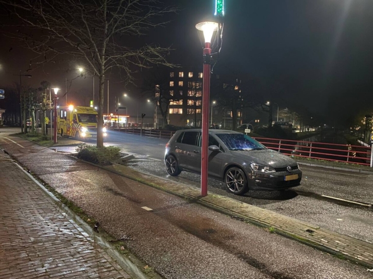 Vrouw raakt gewond na aanrijding met auto