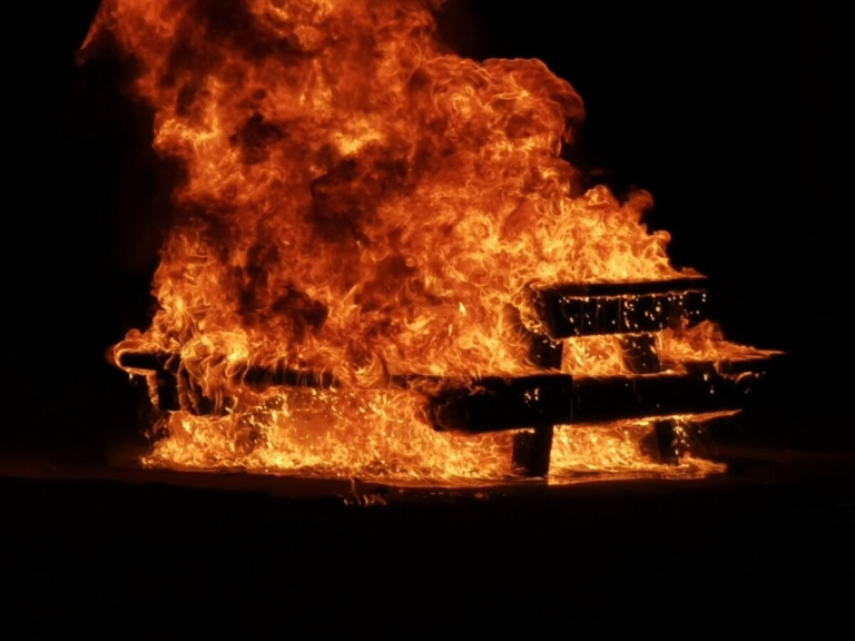Picknicktafel in brand gestoken in Kootstertille; brandweerwagen defect