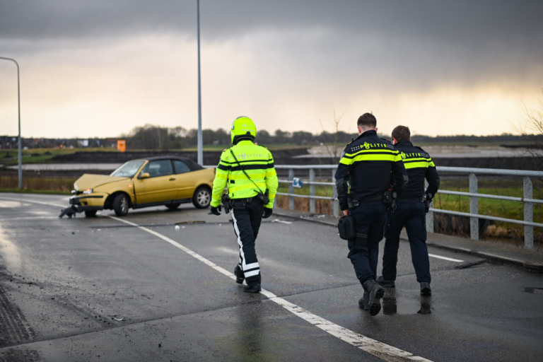 Auto botst tegen brugleuning in Harkstede