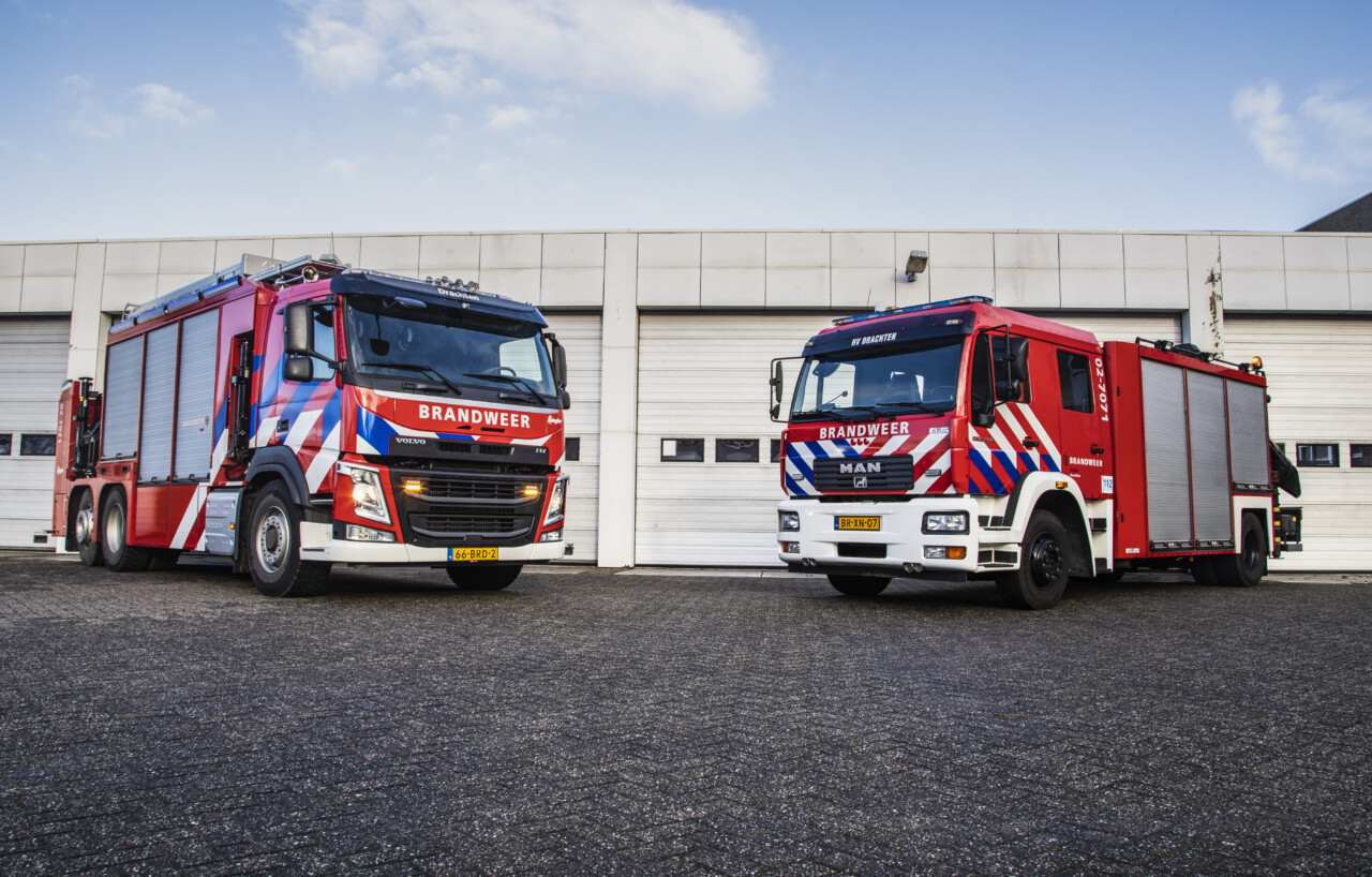 Drachtster brandweer neemt nieuw hulpverleningsvoertuig in ontvangst