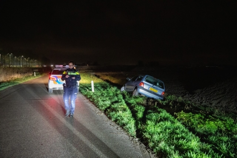 Politie treft verlaten auto aan in greppel bij industriegebied Westpoort