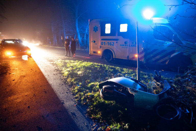 Scooterrijder botst op verkeersbord en raakt gewond: Traumateam ingezet