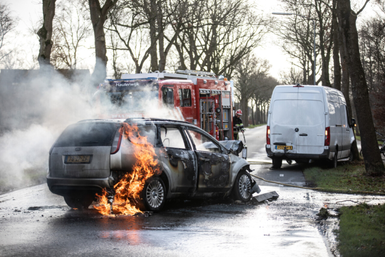 Personenauto in brand, bestelbusje tegen boom; ernstig ongeval in Zevenhuizen (GR)