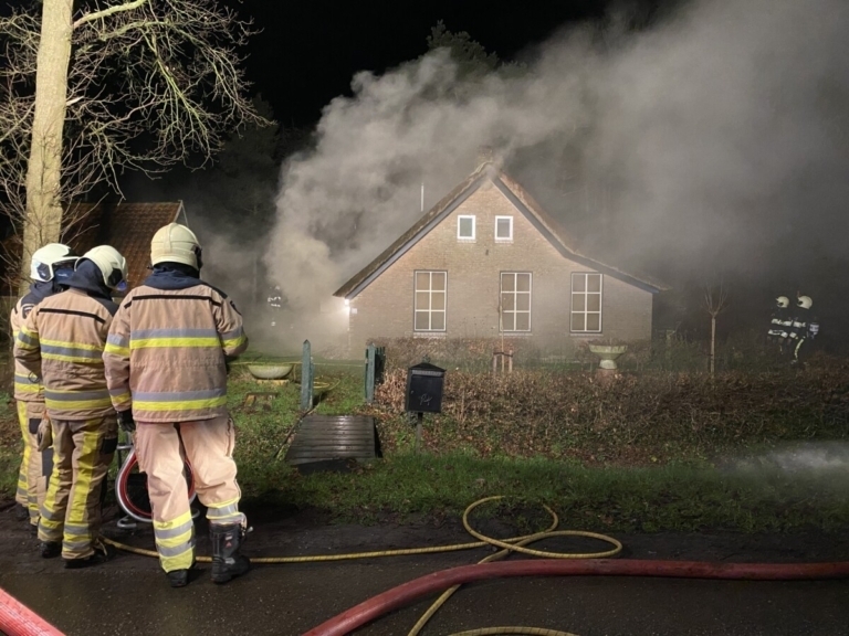 Veel rookontwikkeling bij brand in woning