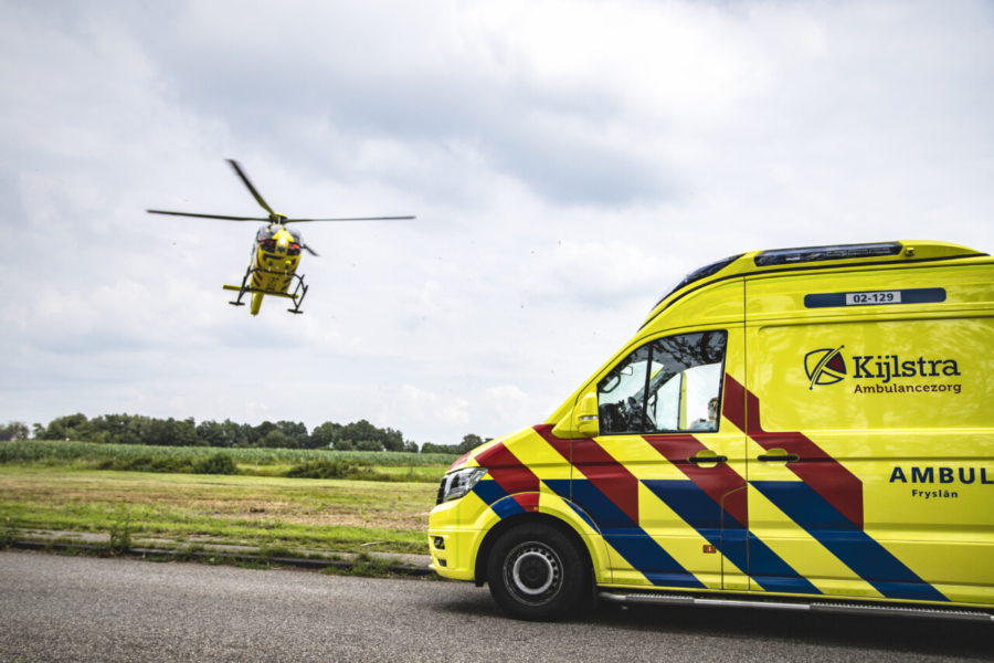 Scooterrijder (18) zeer ernstig gewond na val bij Waaxens
