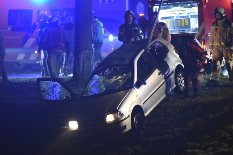 Auto raakt te water in Erica