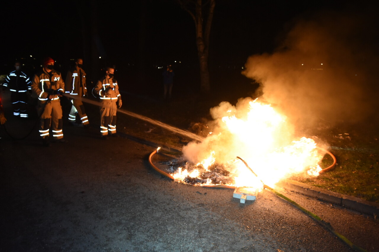Bult met afval in brand in Emmen