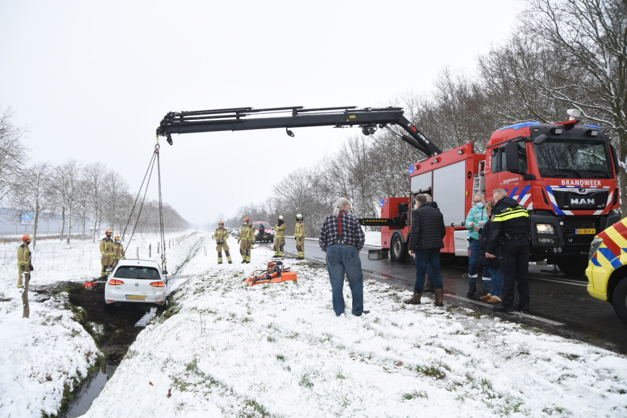 Auto belandt in sloot in Emmen