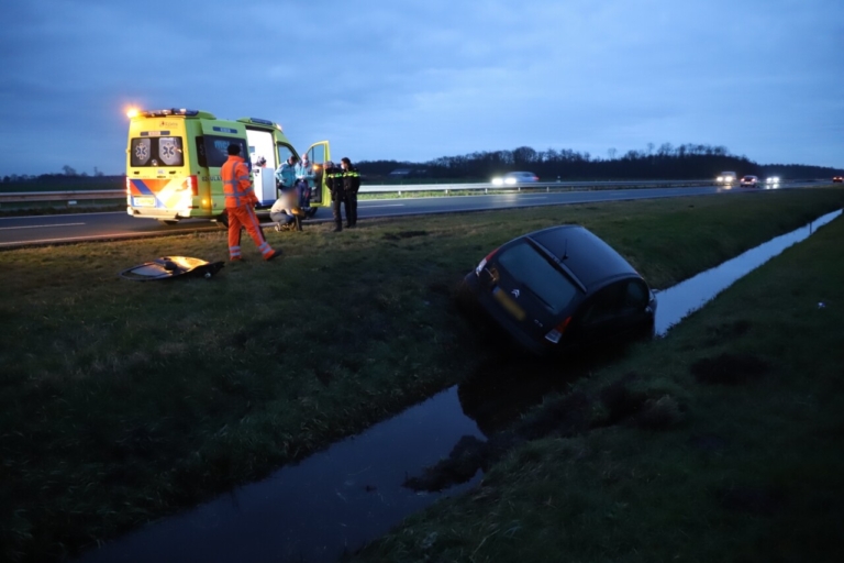 Bestuurster raakt van de N381 bij Wijnjewoude