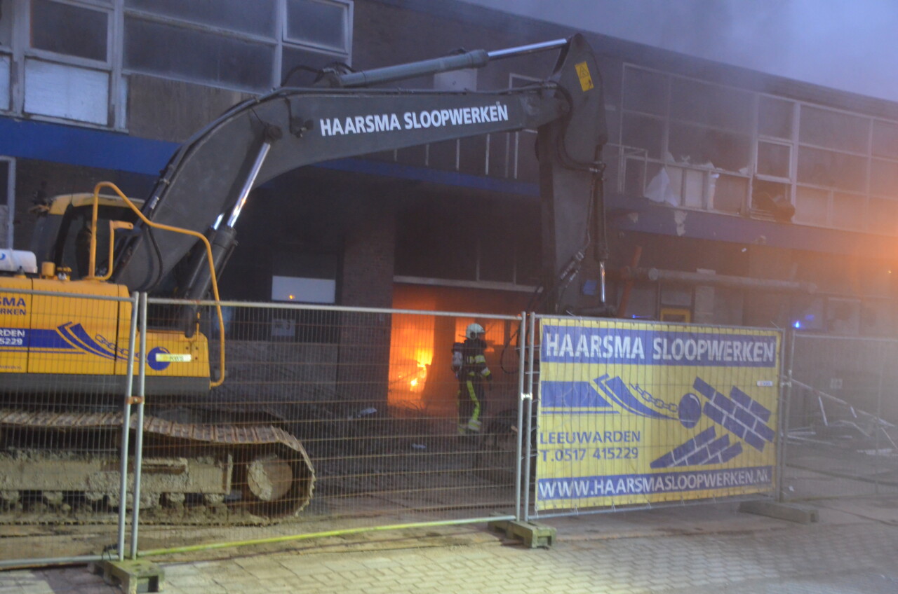 Felle binnenbrand bij voormalig garagebedrijf