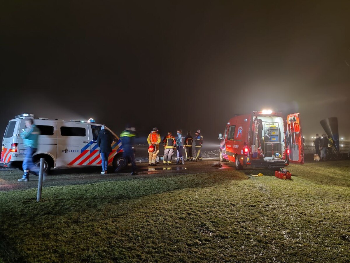 Hulpdiensten zoeken naar vermiste schaatser bij Hoornsemeer in Groningen