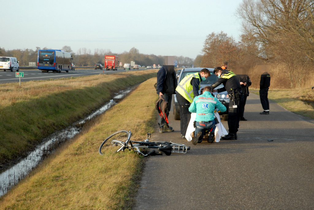 Fietser gewond na botsing met auto in Leek