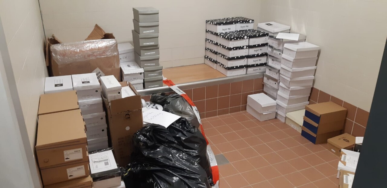 Politie houdt twee verdachten aan na inbeslagname nagemaakte kleding en schoenen