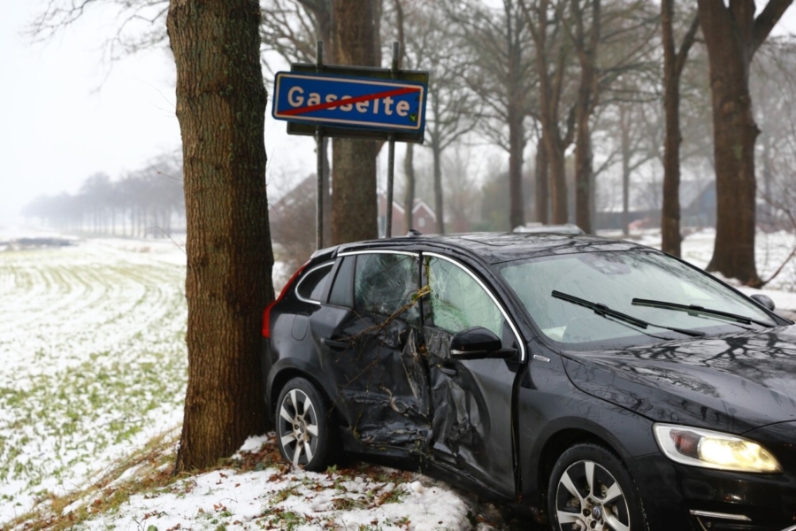 Gladheid; auto botst tegen boom in Gasselte
