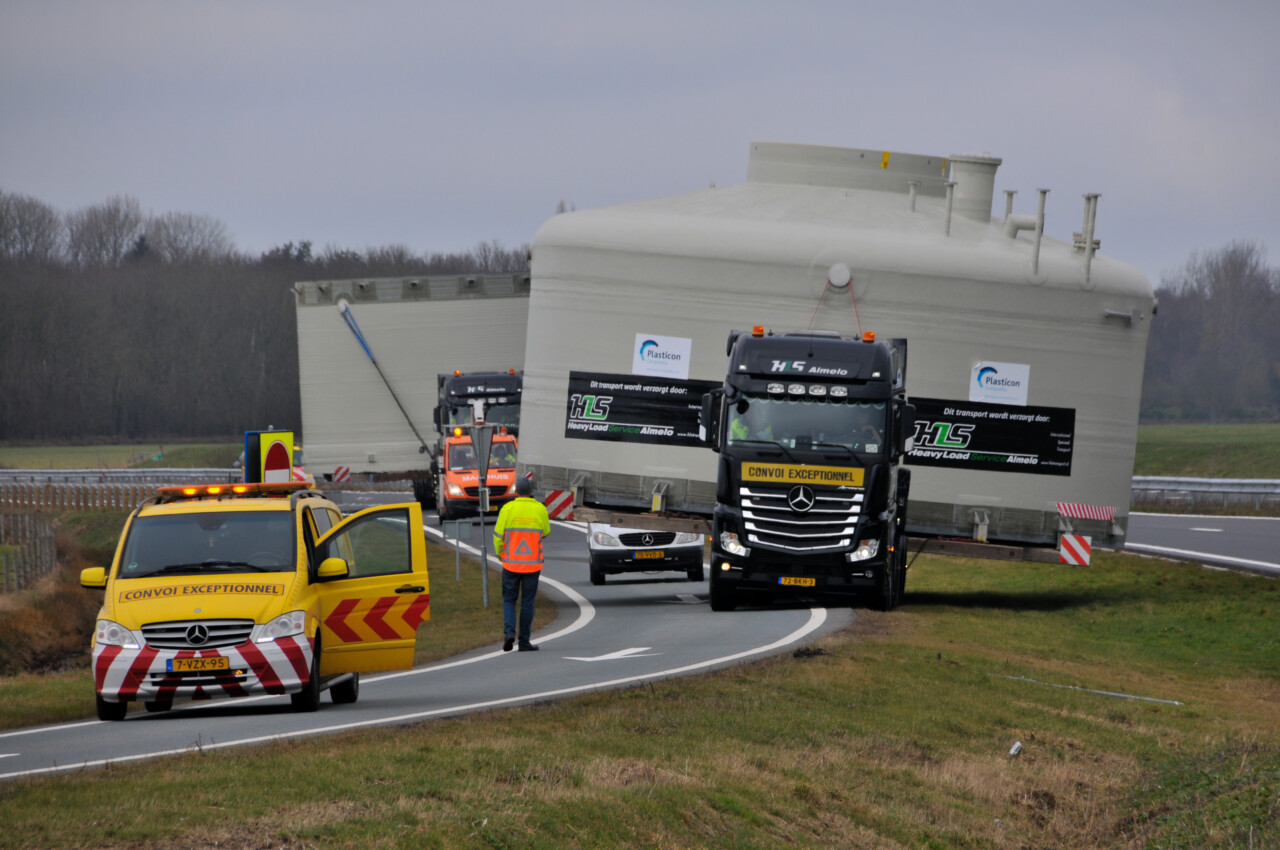 Lantaarnpalen aan de kant, boomtakken afgezaagd: een enorme tank is op weg naar Emmen