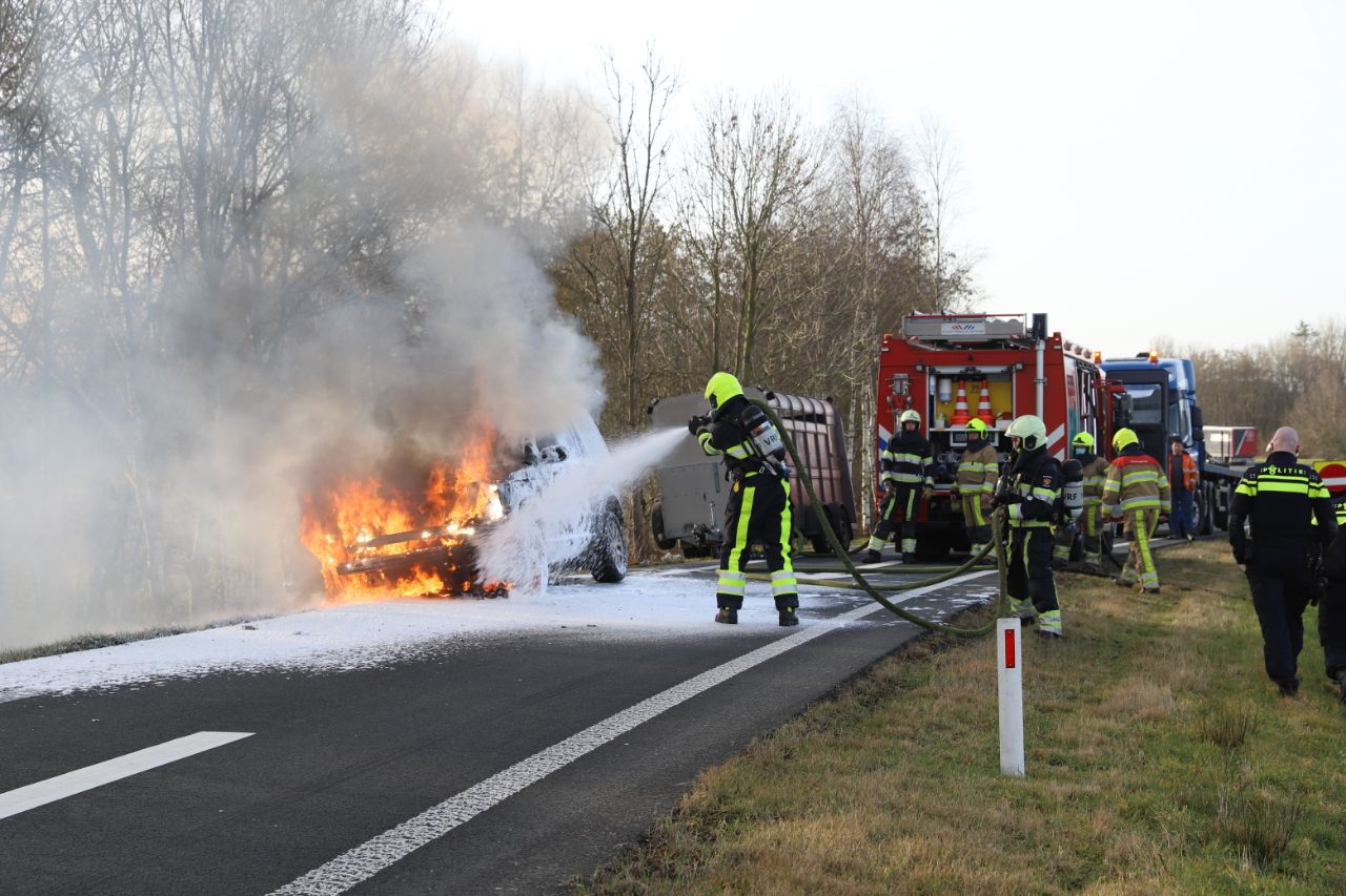 Auto verwoest door felle brand op N917 bij Ureterp