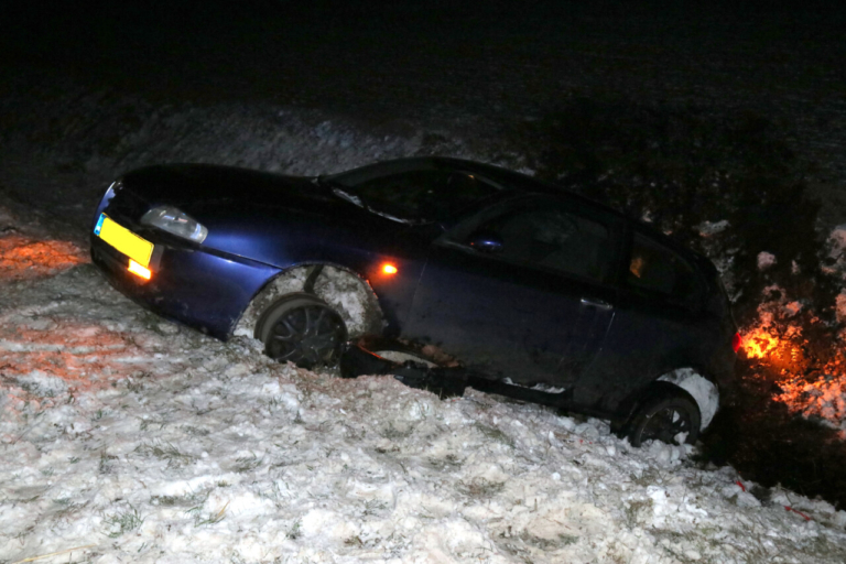 Auto krijgt klapband en raakt van A7 bij Scheemda; bestuurder gewond